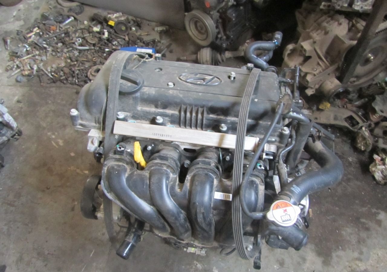 Снятый двигатель на автомобиле Hyundai Solaris