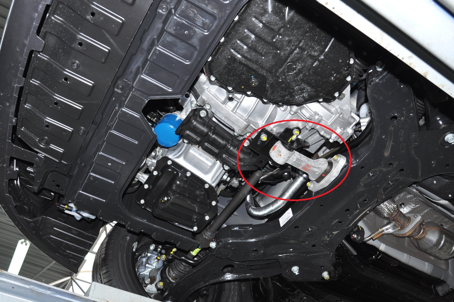 Расположение задней опоры силового агрегата на автомобиле Hyundai Solaris