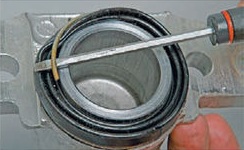 Снятие стопорного кольца пыльника тормозного цилиндра суппорта Лада Гранта (ВАЗ 2190)