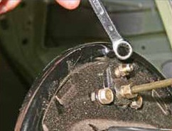 Откручивание штуцера прокачки заднего тормозного механизма Лада Гранта (ВАЗ 2190)