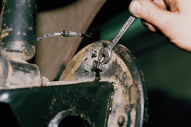 Болты крепления цилиндра к щиту заднего тормозного механизма Лада Гранта (ВАЗ 2190)