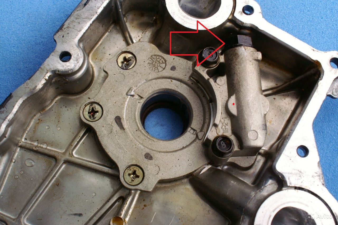 Выверните пробку из отверстия редукционного клапана на автомобиле Hyundai Solaris