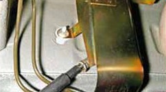 Выведение троса стояночного тормоза из-за защитного экрана топливопроводов Лада Гранта (ВАЗ 2190)