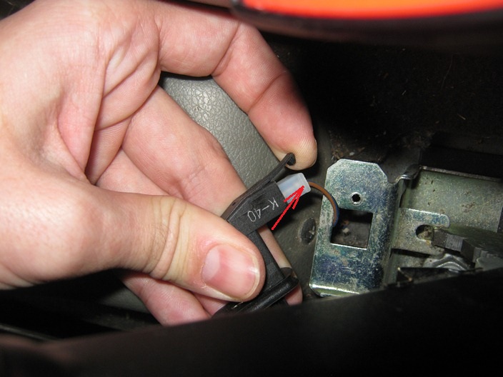 Отсоединение колодки жгутов проводов от выключателя сигнализатора стояночного тормоза Лада Гранта (ВАЗ 2190)