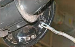 Извлечение наконечника троса стояночного тормоза из щита тормозного механизма Лада Гранта (ВАЗ 2190)