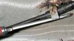 Отгибание скобы крепления троса стояночного тормоза на кузове Лада Гранта (ВАЗ 2190)