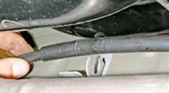 Снятие троса стояночного тормоза из держателя на кузове Лада Гранта (ВАЗ 2190)