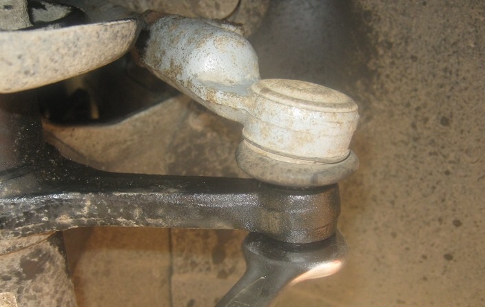 Откручивание гайки крепления шарового пальца наконечника рулевой тяги Лада Гранта (ВАЗ 2190)