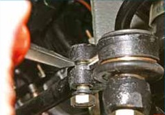Разжимание паза клеммного соединения наконечника рулевой тяги Лада Гранта (ВАЗ 2190)
