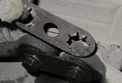 Снятие стопорной пластины внутренних наконечников рулевых тяг Лада Гранта (ВАЗ 2190)