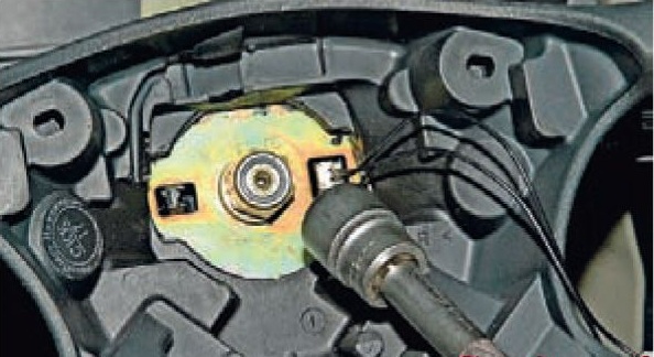 Откручивание гайки крепления рулевого колеса Лада Гранта (ВАЗ 2190)