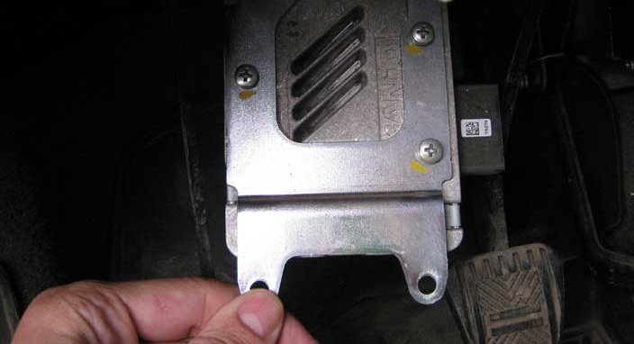 Поворачивание вниз блока электроусилителя рулевого управления Лада Гранта (ВАЗ 2190)