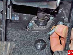 Снятие болта крепления вала-шестерни рулевого механизма к промежуточному валу рулевой колонки Лада Гранта (ВАЗ 2190)