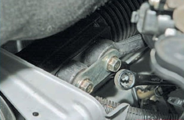 Откручивание крепления внутреннего наконечника рулевой тяги Лада Гранта (ВАЗ 2190)