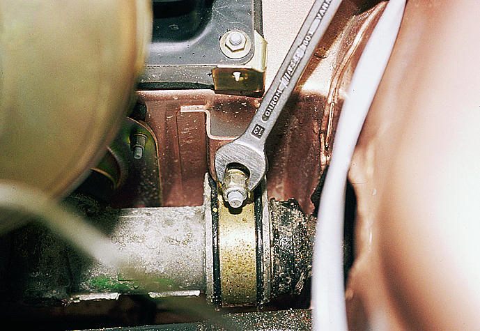 Снятие левой скобы крепления рулевого механизма Лада Гранта (ВАЗ 2190)