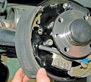 Снятие передней колодки заднего тормозного механизма Лада Гранта (ВАЗ 2190)