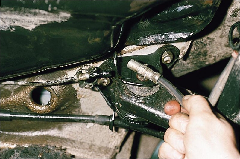 Отсоединение тормозного шланга от трубки на балке задней подвески Лада Гранта (ВАЗ 2190)