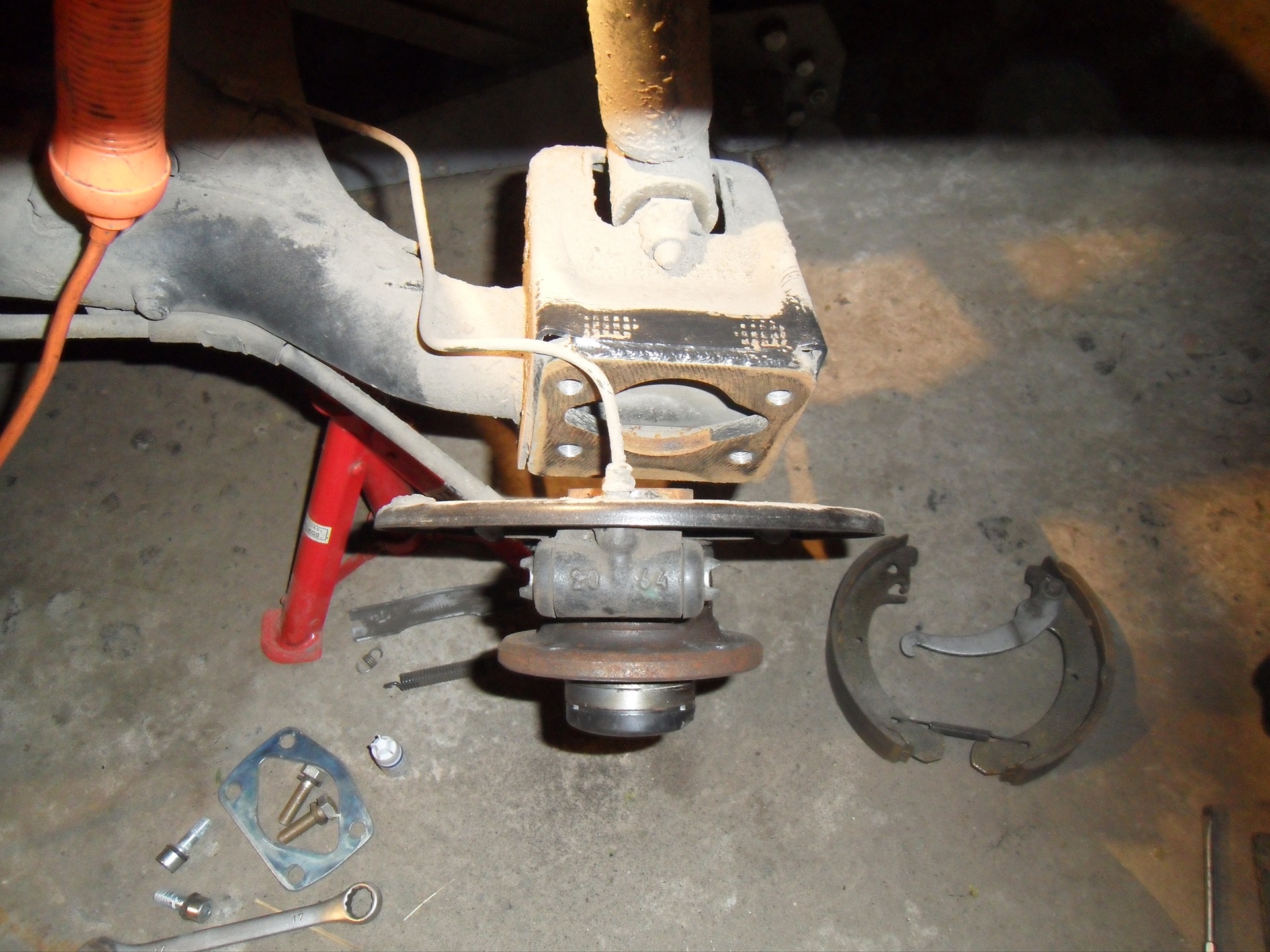 Снятие ступицы со щитом заднего тормозного механизма Лада Гранта (ВАЗ 2190)