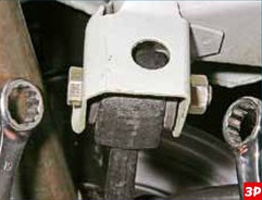 Откручивание гайки болта крепления рычага передней подвески к кузову Лада Гранта (ВАЗ 2190)