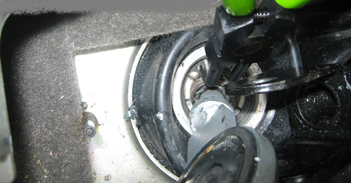 Снятие стопорного кольца пластмассового вкладыша рычага переключения передач Лада Гранта (ВАЗ 2190)