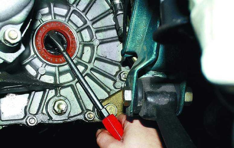 Снятие сальника левого привода колеса Лада Гранта (ВАЗ 2190)