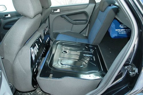 Снятая спинка заднего сиденья на Ford Focus 2