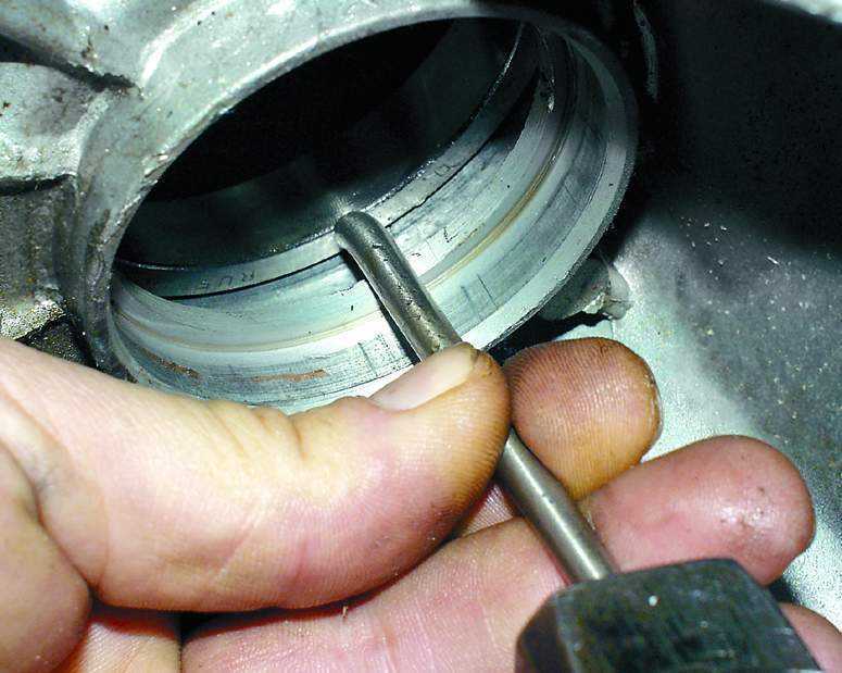 Выпрессовка наружного кольца из картера коробки передач Лада Гранта (ВАЗ 2190)
