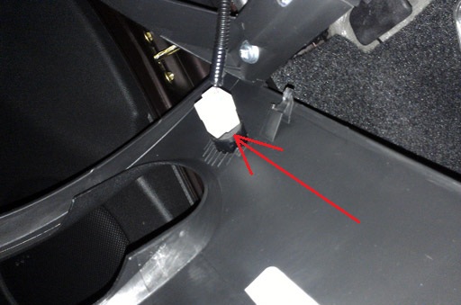 Расположение колодки проводов кнопки открывания багажника Лада Гранта (ВАЗ 2190)