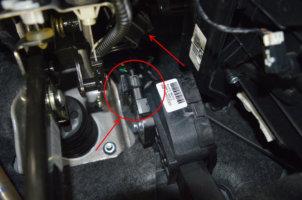 Отсоедините колодку жгута проводов от педали привода дроссельной заслонки на автомобиле Hyundai Solaris