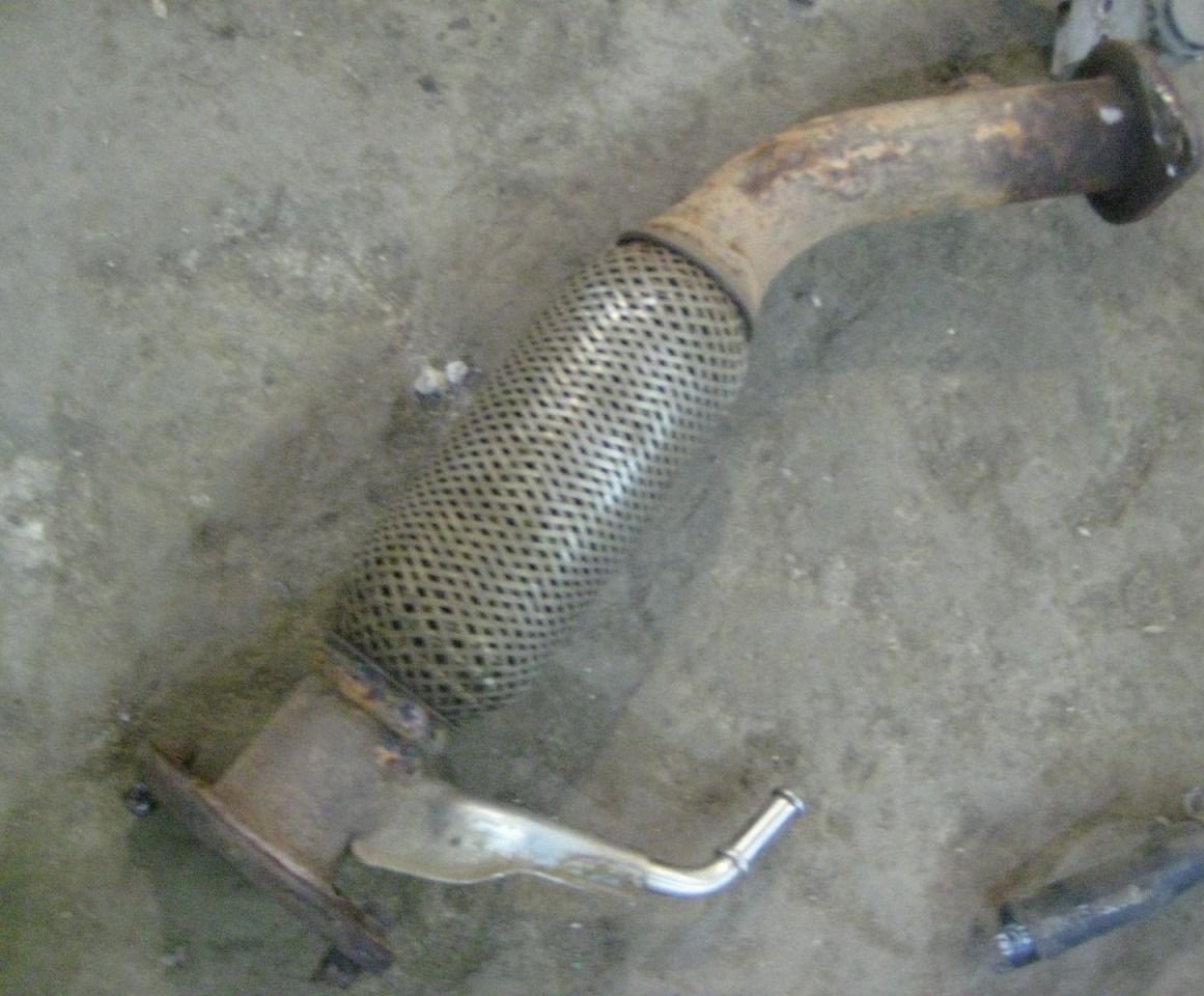 Промежуточная труба с металлкомпенсатором сильфонного типа на автомобиле Hyundai Soalris