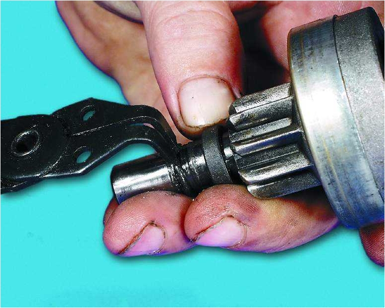 Снятие стопорного и ограничительного кольца шестерни стартера Лада Гранта (ВАЗ 2190)