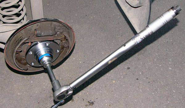 Установка ступицы заднего колеса автомобиля Skoda Fabia I