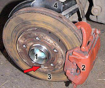 Расположение фиксирующего винта тормозного диска автомобиля Skoda Fabia I