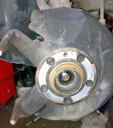 Ступица переднего диска после снятия тормозного диска автомобиля Skoda Fabia I