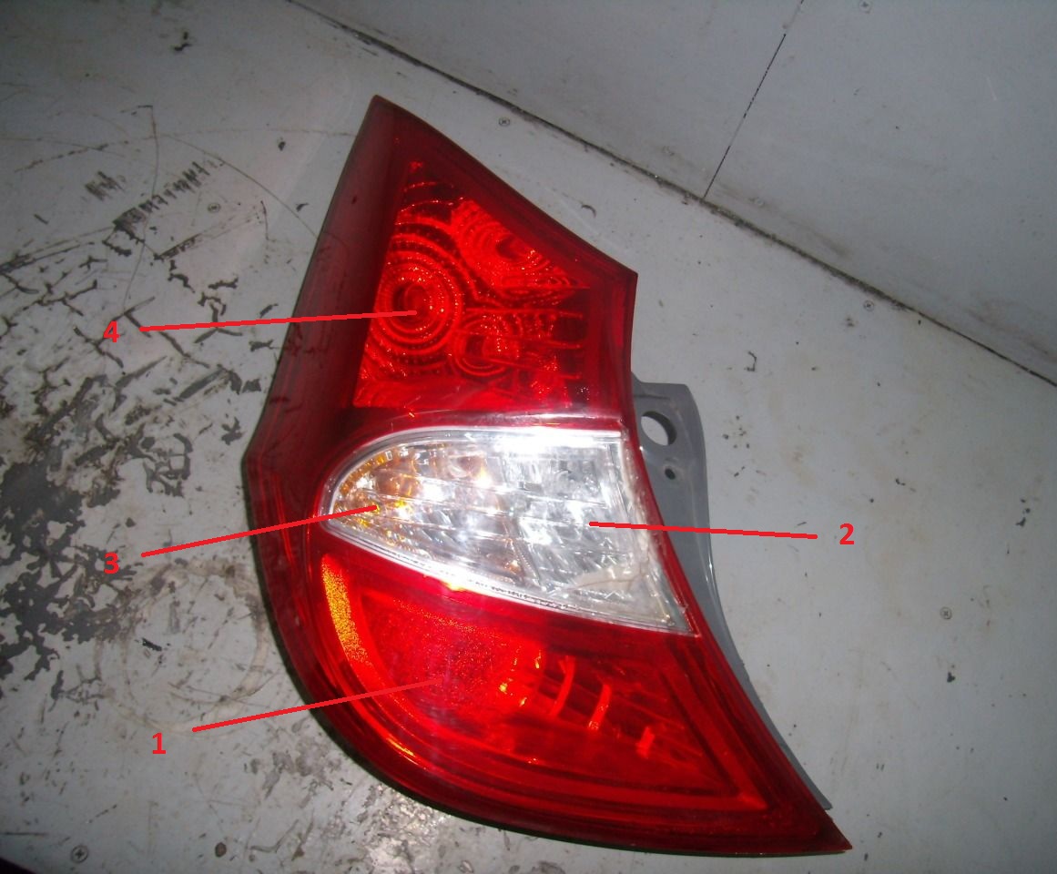 Расположение ламп в заднем фонаре с кузовом хэтчбек на автомобиле Hyundai Solaris