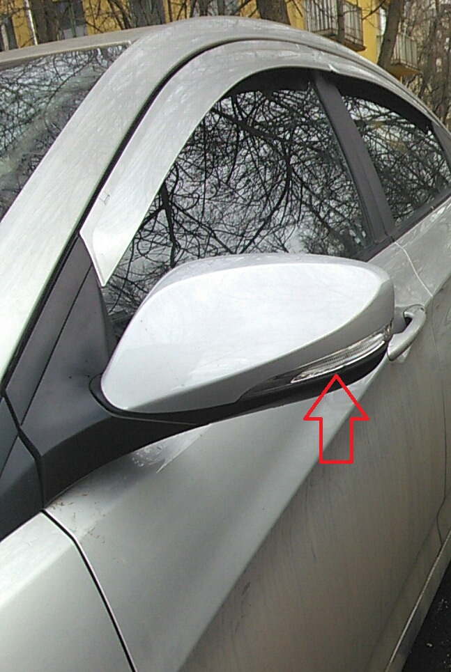 Боковые указатели поворота на наружных зеркалах заднего вида на автомобиле Hyundai Solaris