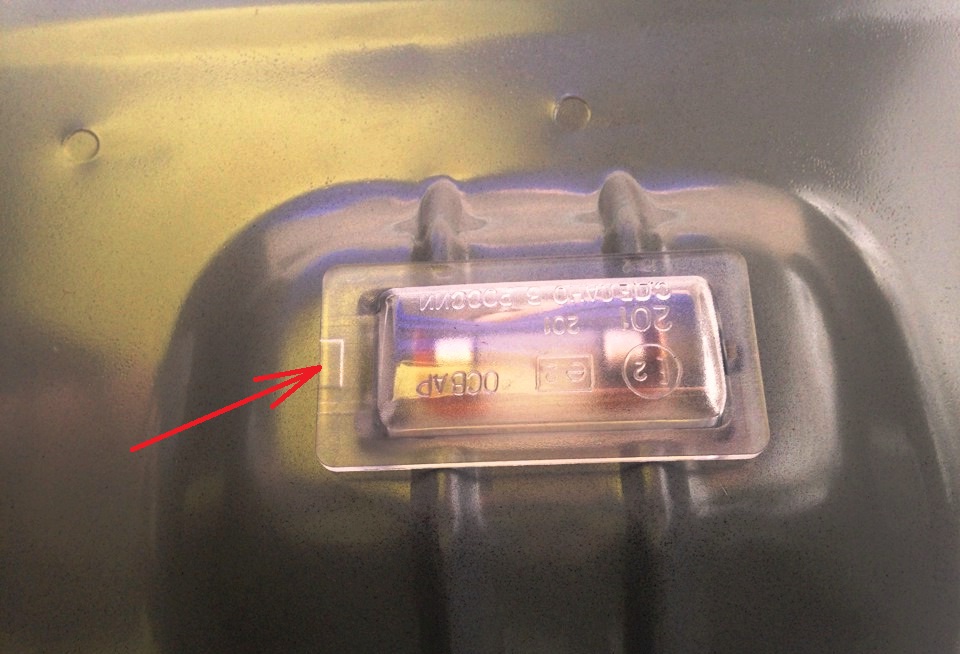 Указание места отжимания отверткой плафона освещения багажника Лада Гранта (ВАЗ 2190)