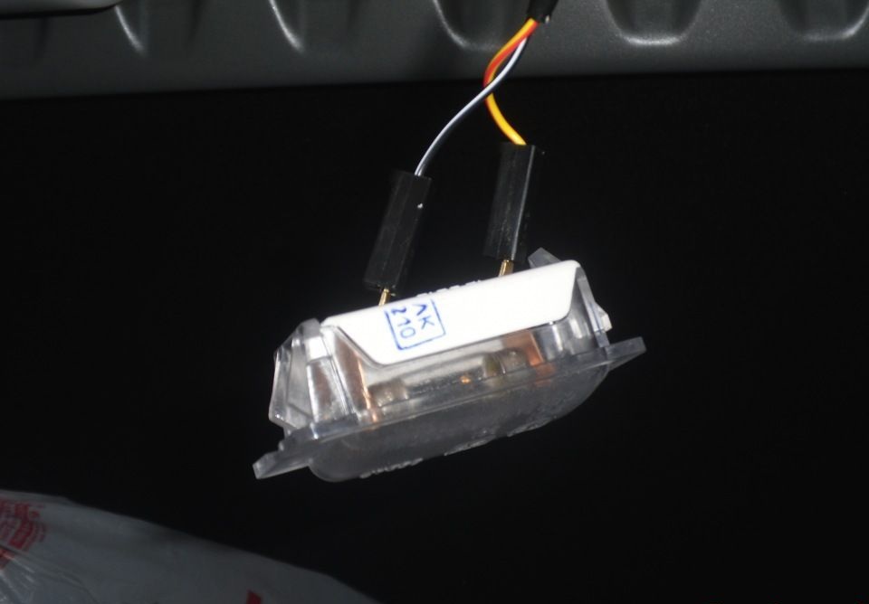 Извлеченный плафон освещения багажника Лада Гранта (ВАЗ 2190)