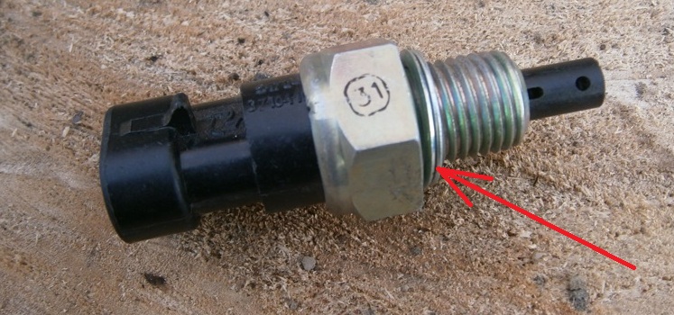 Выключатель света заднего хода с металлическим уплотнительным кольцом для установки на Лада Гранта (ВАЗ 2190)