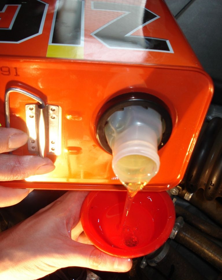 Доведение уровня масла до нормы в коробке передач Лада Гранта (ВАЗ 2190)