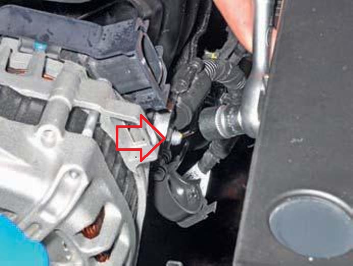 Открутить гайку наконечника провода генератора на автомобиле Hyundai Solaris