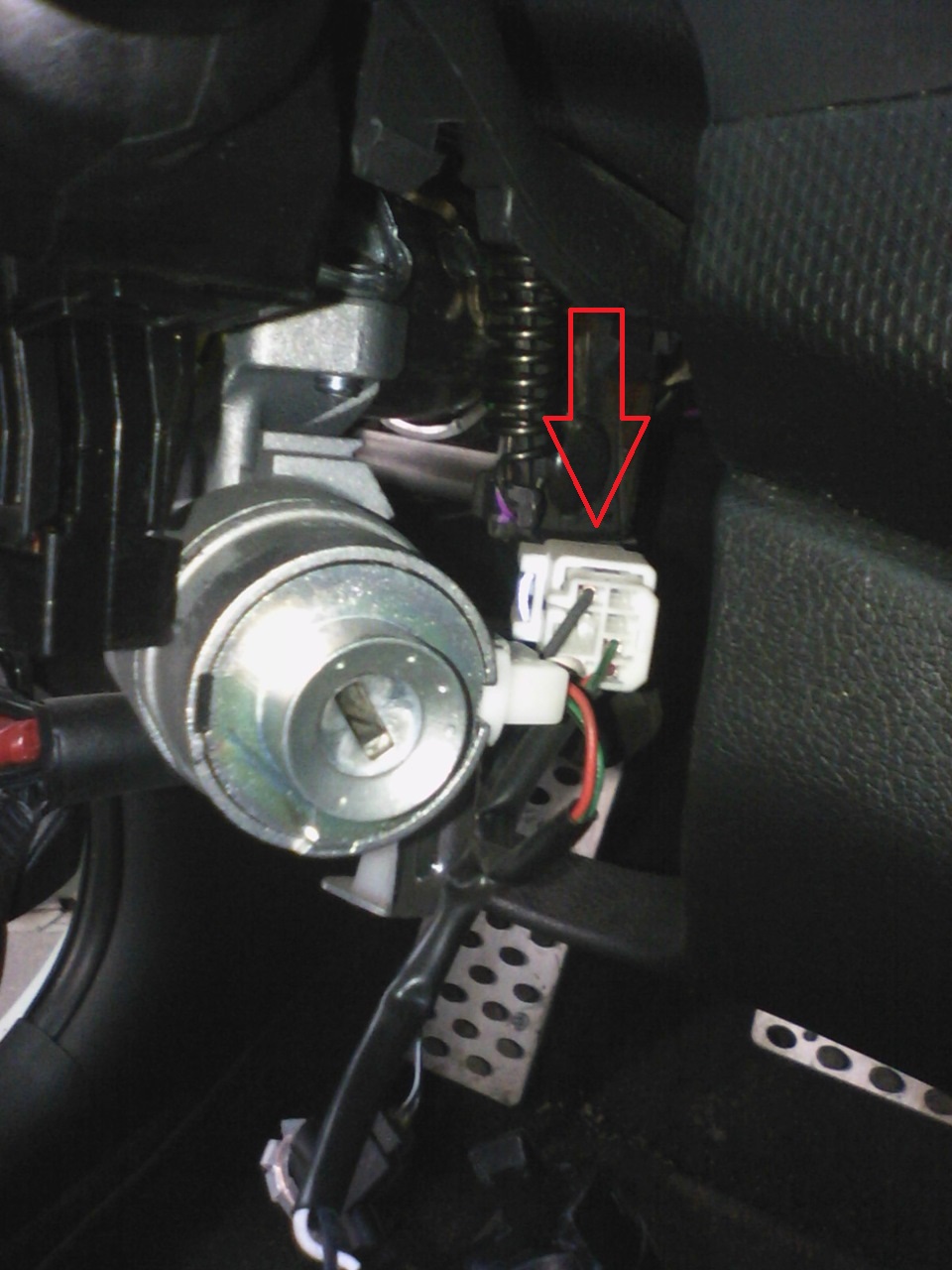 Разъединить колодки жгутов проводов антенного блока иммобилайзера на автомобиле Hyundai Solaris