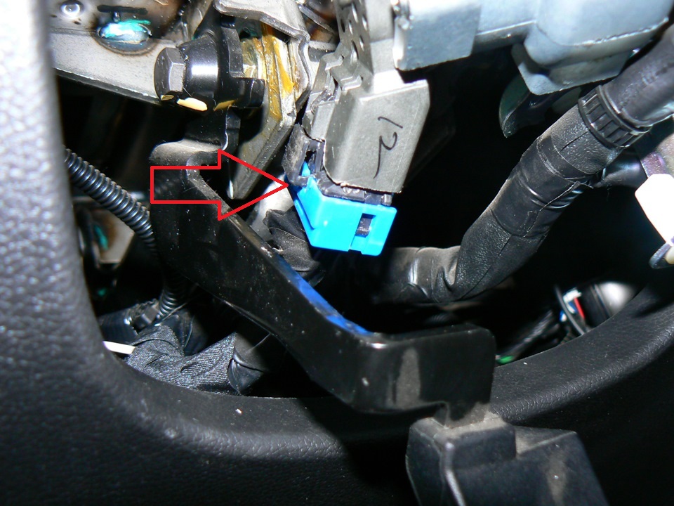 Отсоединить колодку жгута проводов контактной группы замка зажигания на автомобиле Hyundai Solaris