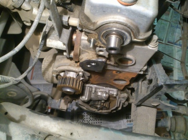 Двигатель со снятой задней крышкой привода газораспределительного механизма Лада Гранта (ВАЗ 2190)