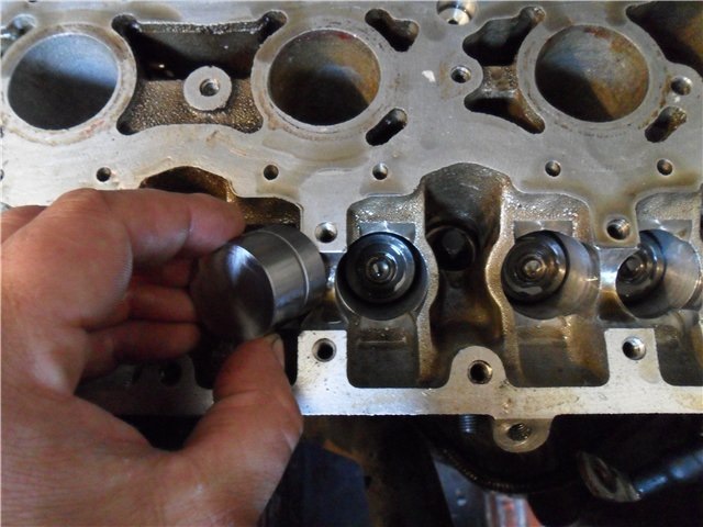 Снятие гидротолкателей клапанов из отверстий в головке блока цилиндров ВАЗ-21126 Лада Гранта (ВАЗ 2190)