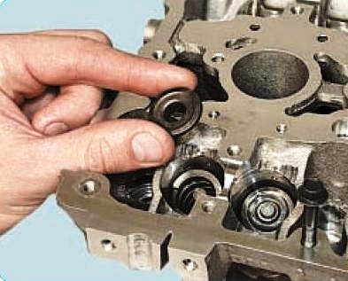 Снятие тарелки пружины клапана ГРМ двигателя ВАЗ-21126 Лада Гранта (ВАЗ 2190)