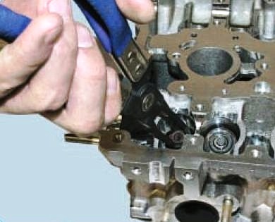Спрессовывание маслосъемного колпачка с направляющей втулки клапана двигателя ВАЗ-21126 Лада Гранта (ВАЗ 2190)