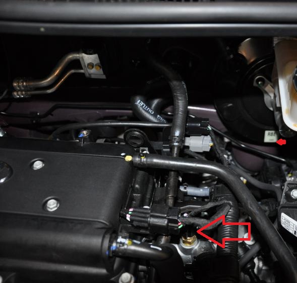 Отсоединить колодку жгута проводов от датчика температуры охлаждающей жидкости на автомобиле Hyundai Solaris