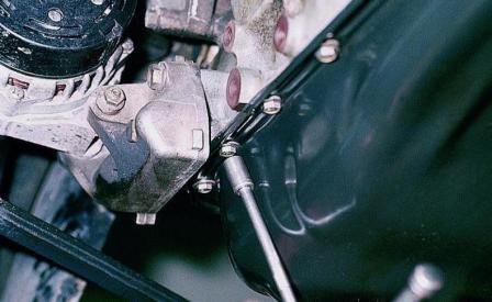 Откручивание болтов крепления картера двигателя Лада Гранта (ВАЗ 2190)