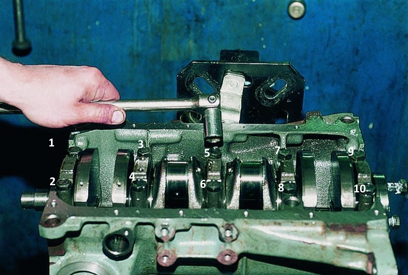 Откручивание болтов крепления крышек коренных подшипников коленчатого вала двигателя Лада Гранта (ВАЗ 2190)